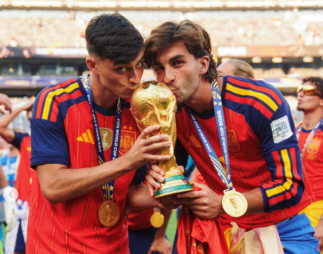 Pedri e Ferrán Torres partilham troféu - Foto: Ferrán Torres/Instagram