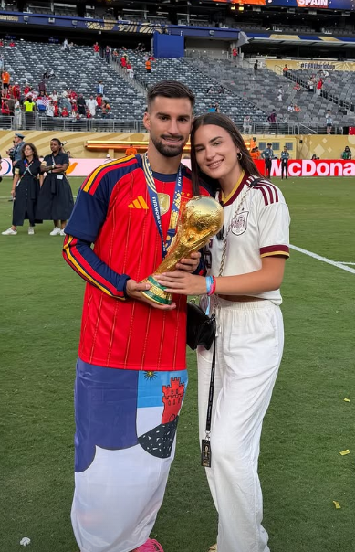 Alex Baena com a irmã nos festejos do Mundial - Foto: Nuria Baena/Instagram