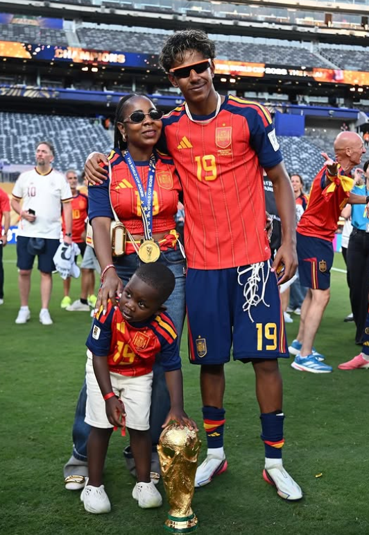 Lamine Yamal festeja com a mãe e o irmão - Foto: Lamine Yamal/Instagram