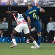 A entrada sobre o bósnio Muharemovic que valeu o vermelho direto ao norte-americano Balogun - Foto: IMAGO