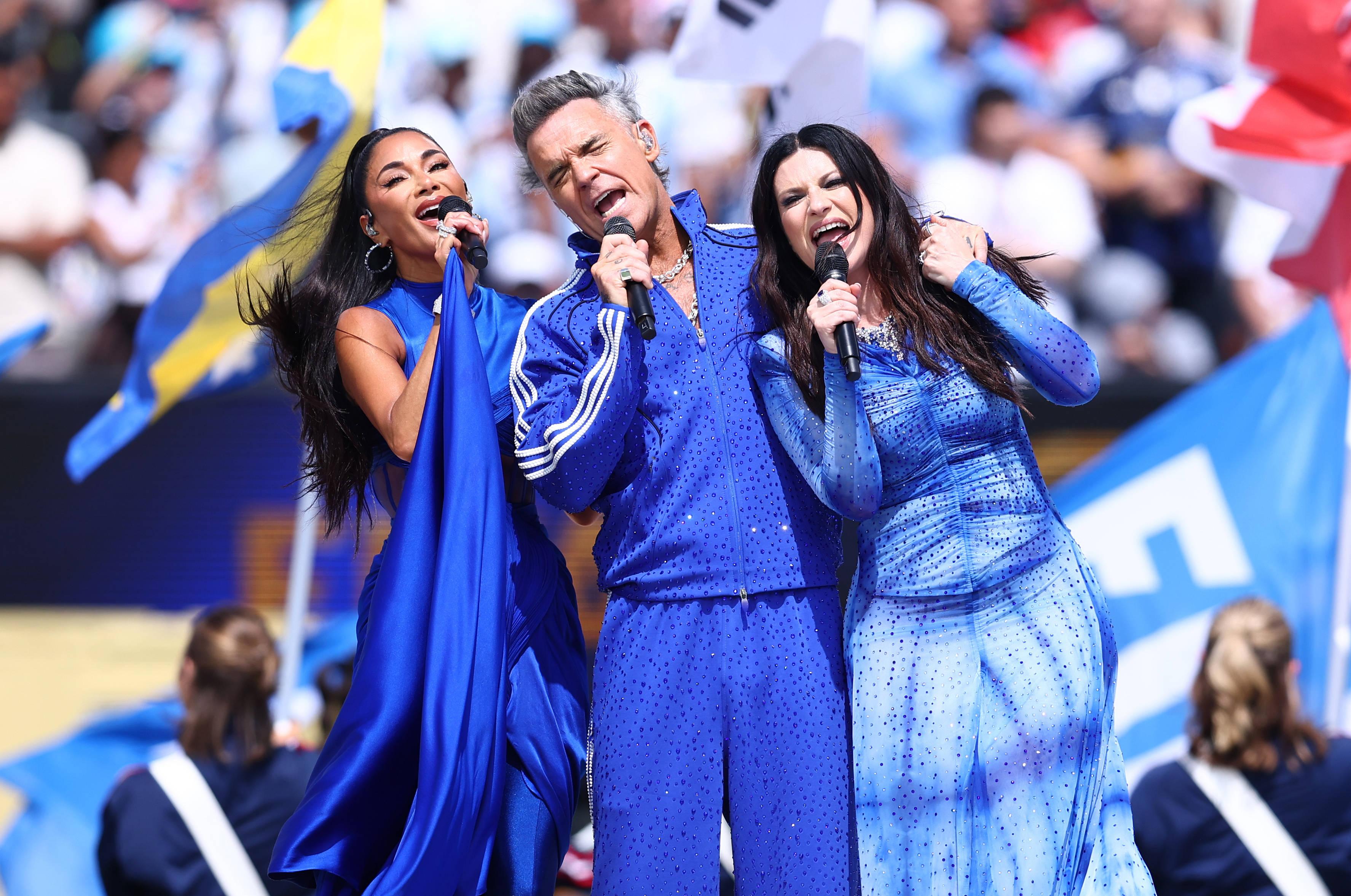 Nicole Scharzinger, Robbie Williams e Laura Pausini atuam antes do início da partida. Foto IMAGO