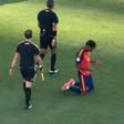 Lamine Yamal a rezar após o jogo, imagem que contrastou com a confusão entre jogadores das duas seleções
