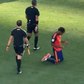 Lamine Yamal a rezar após o jogo, imagem que contrastou com a confusão entre jogadores das duas seleções