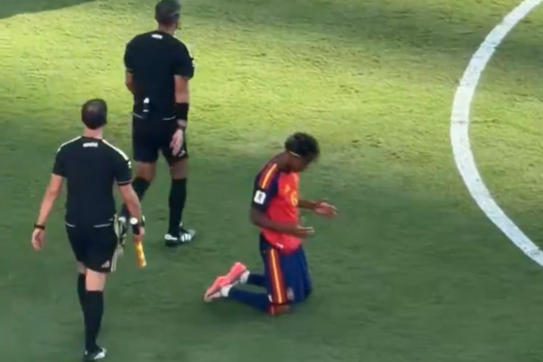 Lamine Yamal a rezar após o jogo, imagem que contrastou com a confusão entre jogadores das duas seleções