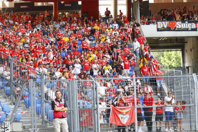 Adeptos do Benfica em visita a Basileia, em 2023 - Foto: A BOLA