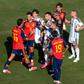 Discussão entre jogadores de Espanha e Argentina após o apito final (IMAGO)