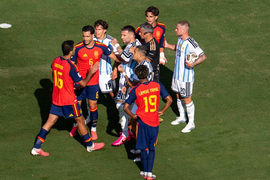 Discussão entre jogadores de Espanha e Argentina após o apito final (IMAGO)