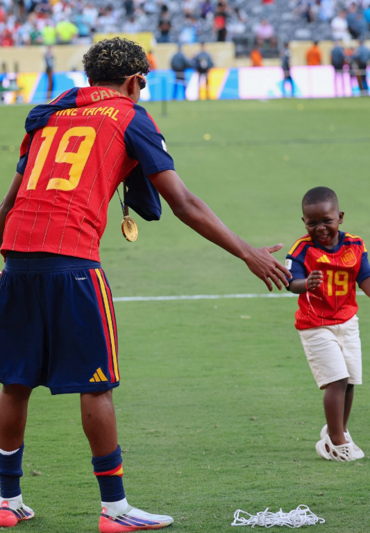 Keyne com o irmão de Lamine Yamal - Foto: IMAGO