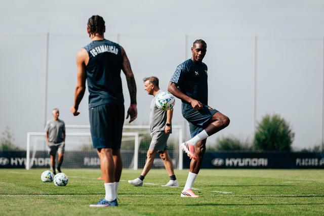 A transferência de Ibrahima Ba para o Estrasburgo caiu por terra e Ibrahima Ba voltou aos treinos em Famalicão — Foto: Famalicão