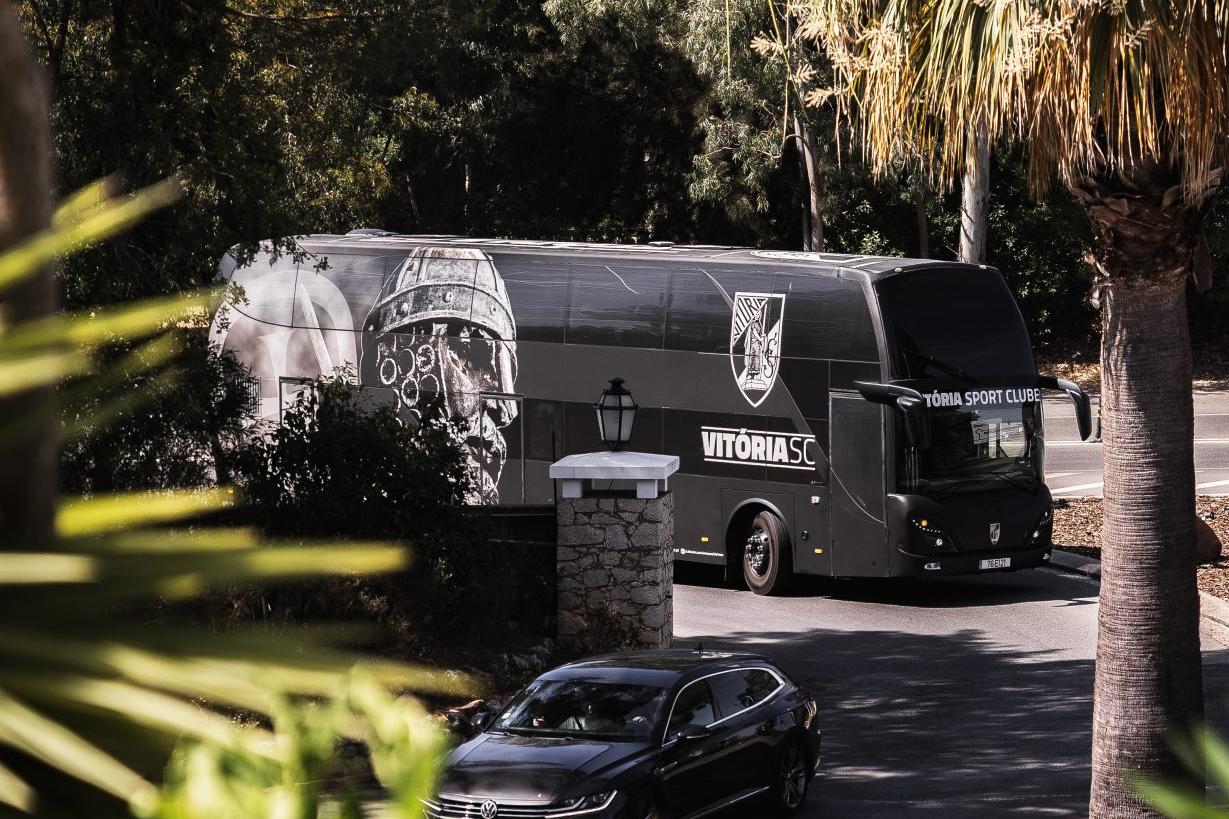 Autocarro do V. Guimarães na chegada ao Algarve - Foto: Vitória SC