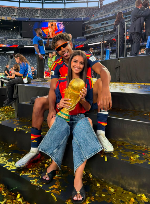 Lamine Yamal e Inés García com o troféu do Mundial - Foto: Inés García/Instagram