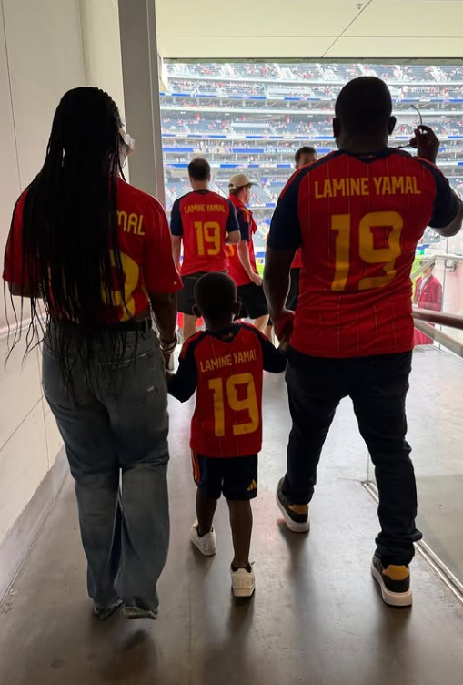 Keyne, irmão de Yamal, com a mãe e o pai - Foto: Sheila Ebana/Instagram