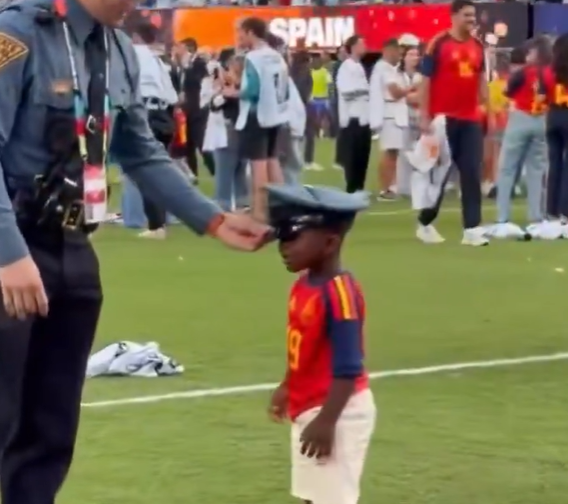 Keyne, irmão de Lamine Yamal, no palco da final após Espanha sagrar-se campeã do mundo
