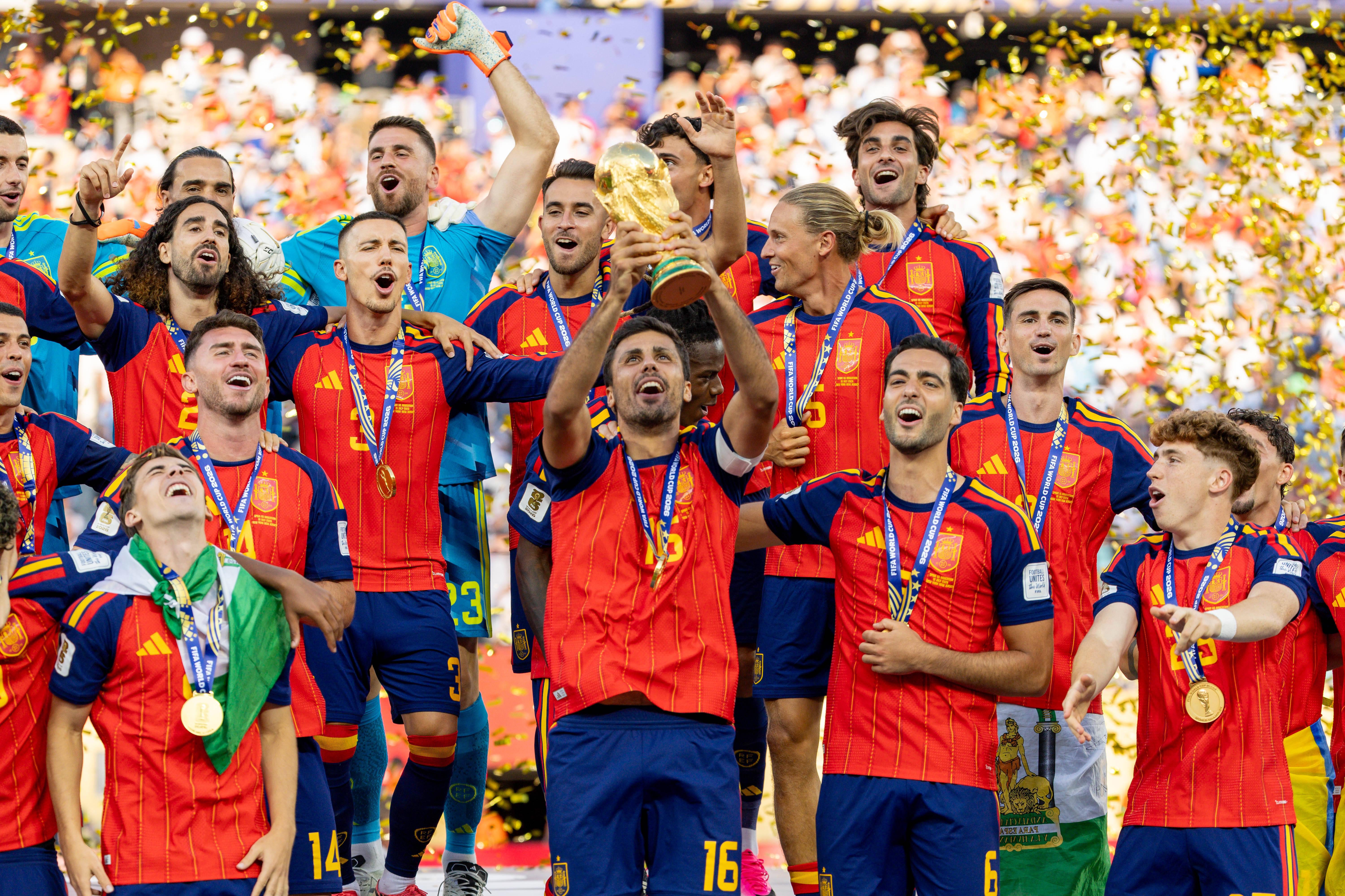 Espanha foi a equipa mais eficaz e consistente. Unai Simón só fez 10 defesas e sofreu um golo em todo o torneio. Mais que uma seleção de talentos, esta foi uma equipa dominadora e, justamente, vencedora do Mundial - Foto: IMAGO