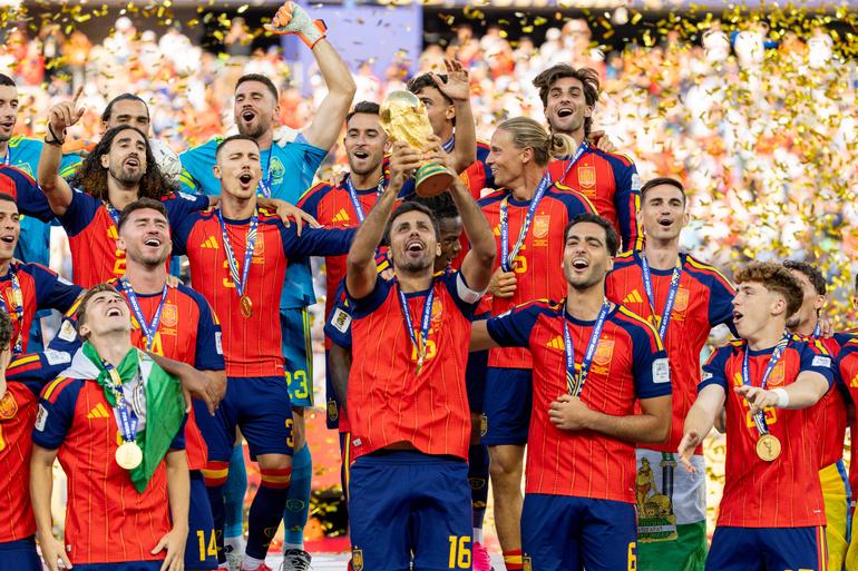 Espanha foi a equipa mais eficaz e consistente. Unai Simón só fez 10 defesas e sofreu um golo em todo o torneio. Mais que uma seleção de talentos, esta foi uma equipa dominadora e, justamente, vencedora do Mundial - Foto: IMAGO