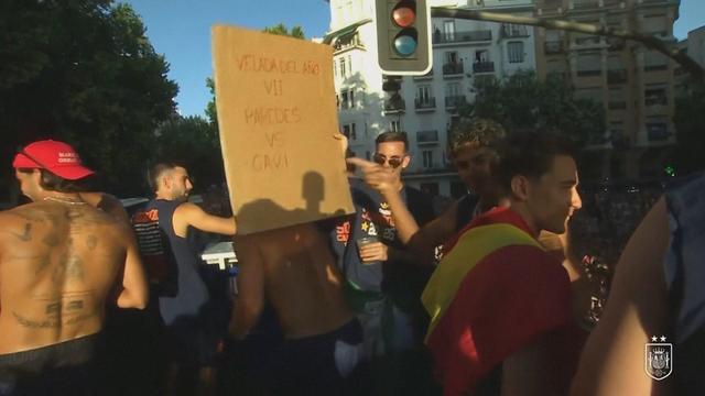 Yamal ri-se de Paredes e de um cartaz que fala da «luta do ano» (com Gavi)