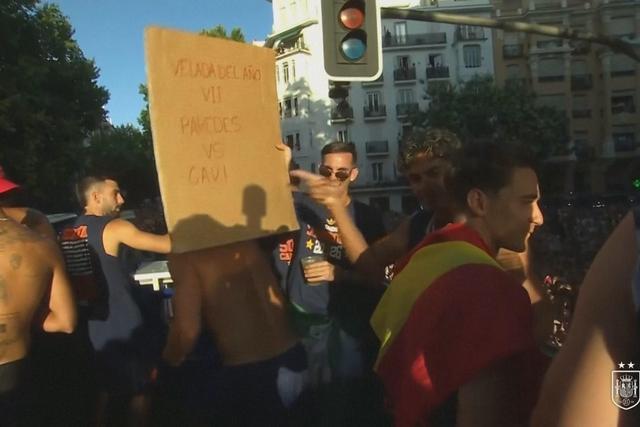 Yamal ri-se de Paredes e de um poster que fala da «luta do ano»