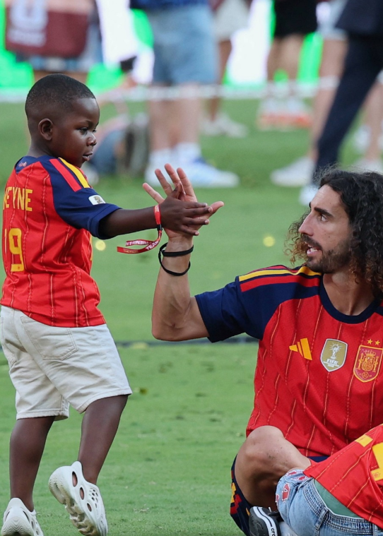 Keyne, irmão de Lamine Yamal, e Cucurella - Foto: IMAGO