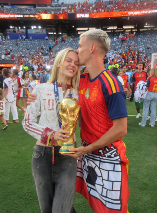 Dani Olmo com o troféu de campeão do mundo - Foto: Laura Abla/Instagram
