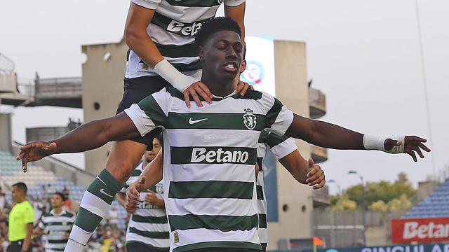 Doumbia e Flávio Gonçelves celebram o golo - Foto: RICARDO NASCIMENTO/LUSA