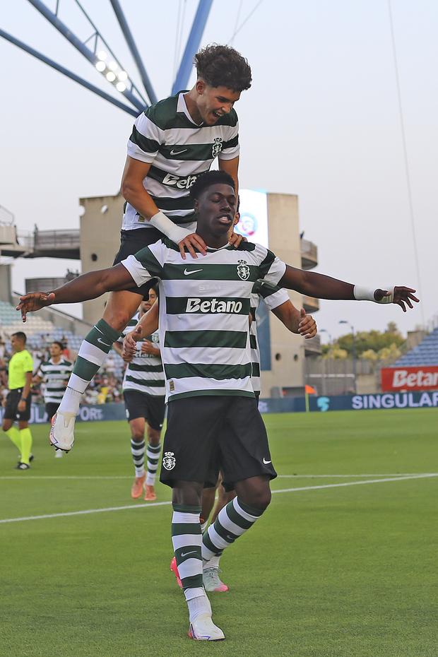 Doumbia e Flávio Gonçelves celebram o golo - Foto: RICARDO NASCIMENTO/LUSA