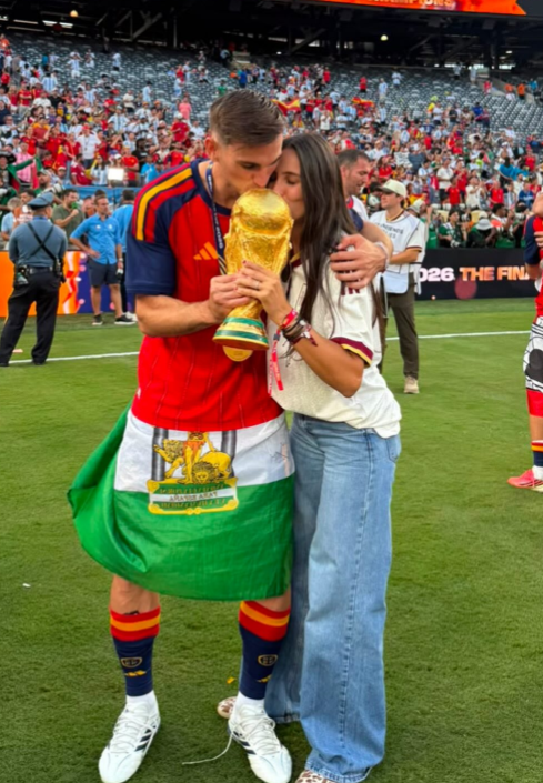 Fabián Ruiz beija o troféu depois de sagrar-se campeão mundial por Espanha - Foto: Fabián Ruiz/Instagram