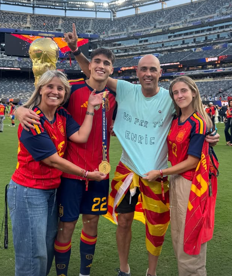 Pau Cubarsí com a medalha de campeão mundial - Foto: Cubarsí/Instagram
