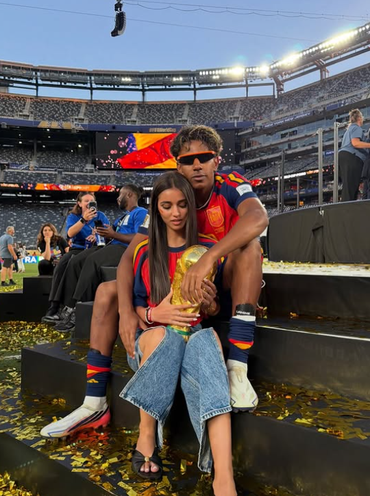 Lamine Yamal e Inés García com o troféu do Mundial - Foto: Lamine Yamal/Instagram