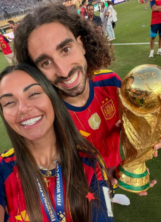 Marc Cucurella com o troféu de vencedor do Campeonato do Mundo - Foto: Cucurella/Instagram