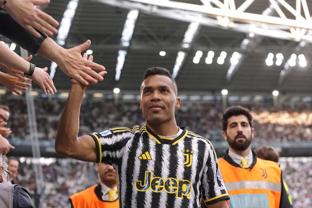 Flamengo avança por Alex Sandro enquanto está em Portugal