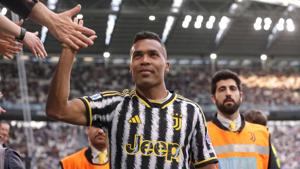 Flamengo avança por Alex Sandro enquanto está em Portugal