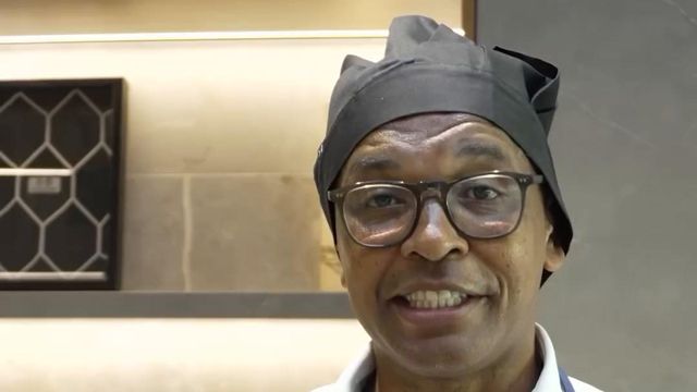 Luiz Júnior foi apresentado na cozinha e com a ajuda de Marcos Senna