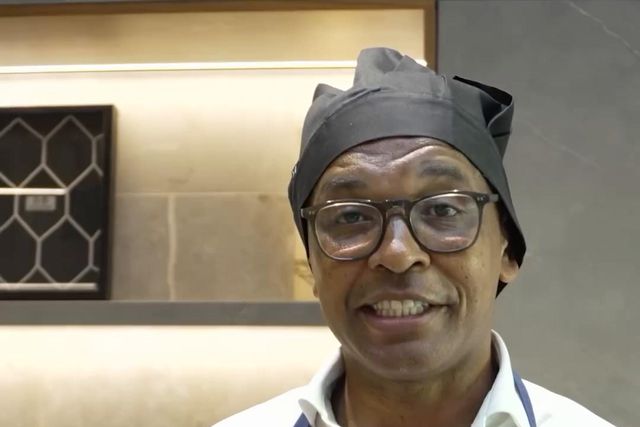 Luiz Júnior foi apresentado na cozinha e com a ajuda de Marcos Senna