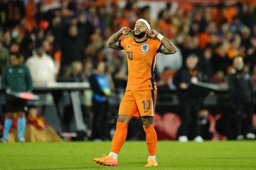 FC Porto: neerlandeses apontam Depay mas avançado é muito caro