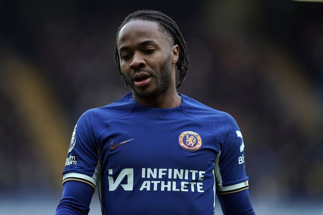 Sterling volta a ficar fora das contas do Chelsea