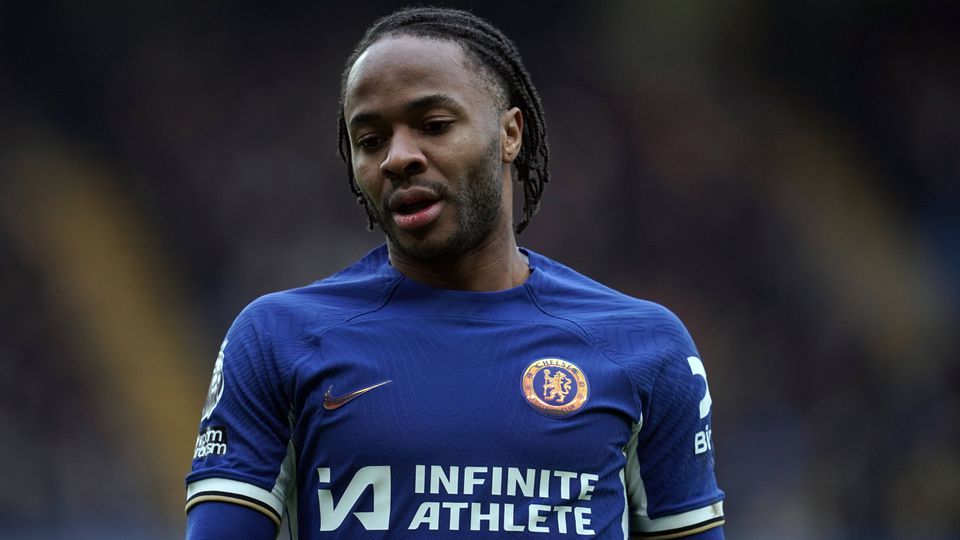 Sterling volta a ficar fora das contas do Chelsea