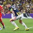 Pavlidis tenta passar por Skriniar no Fenerbahce-Benfica (IMAGO / Anadolu Agency)