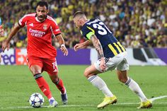Pavlidis tenta passar por Skriniar no Fenerbahce-Benfica (IMAGO / Anadolu Agency)