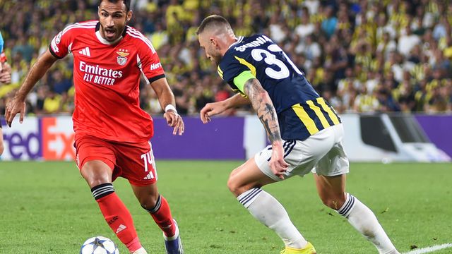 Pavlidis tenta passar por Skriniar no Fenerbahce-Benfica (IMAGO / Anadolu Agency)