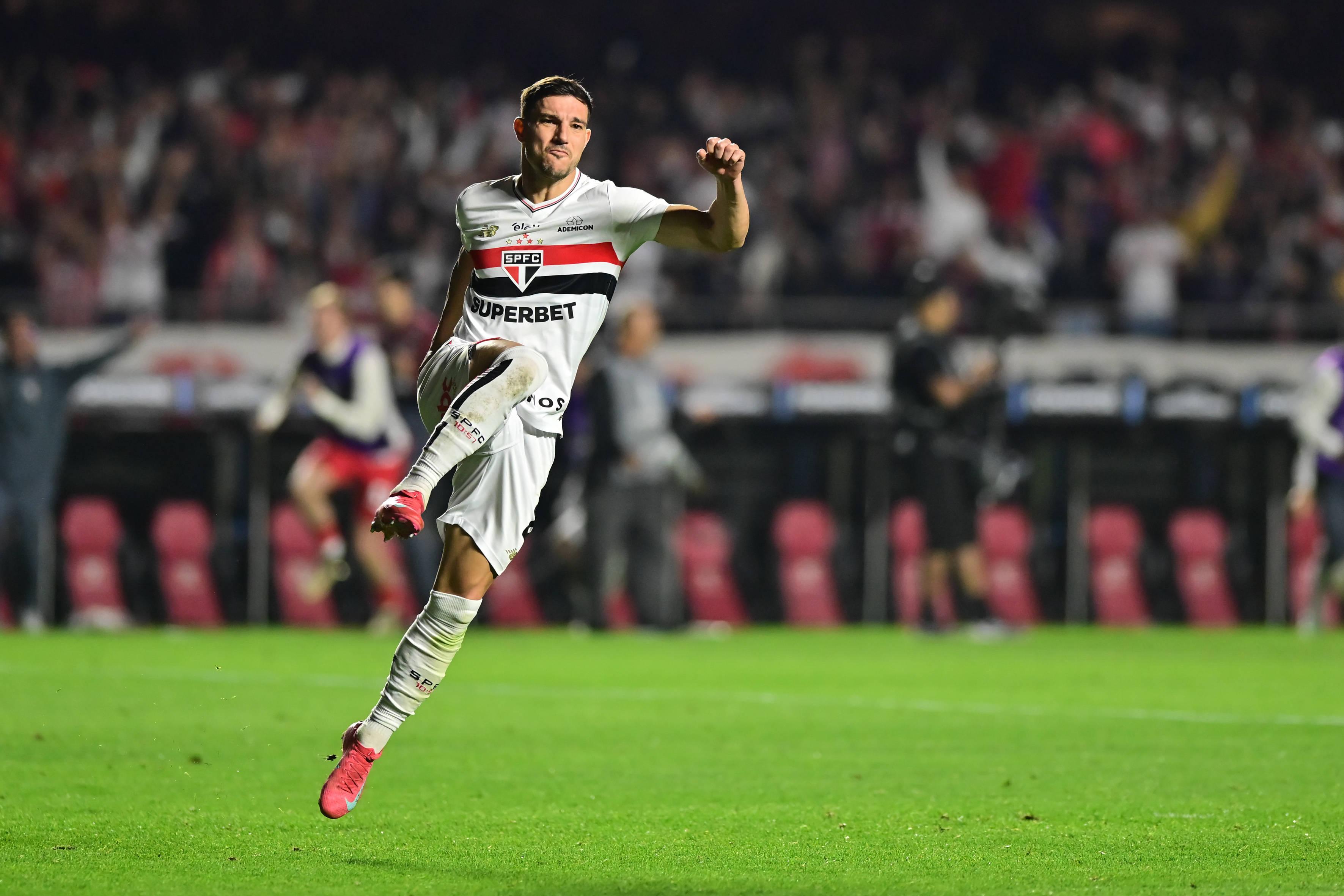 Cédric Soares foi campeão europeu em 2016 e construiu uma das carreiras mais sólidas entre os vice-campeões mundiais. Soma 34 internacionalizações A e cumpre a segunda época no São Paulo, depois de oito épocas na Premier League.