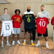 Tyson Chandler (2,13m) confundido com Bruno Fernandes (1,79m) em Manchester