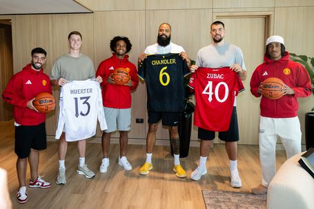 Tyson Chandler (2,13m) confundido com Bruno Fernandes (1,79m) em Manchester