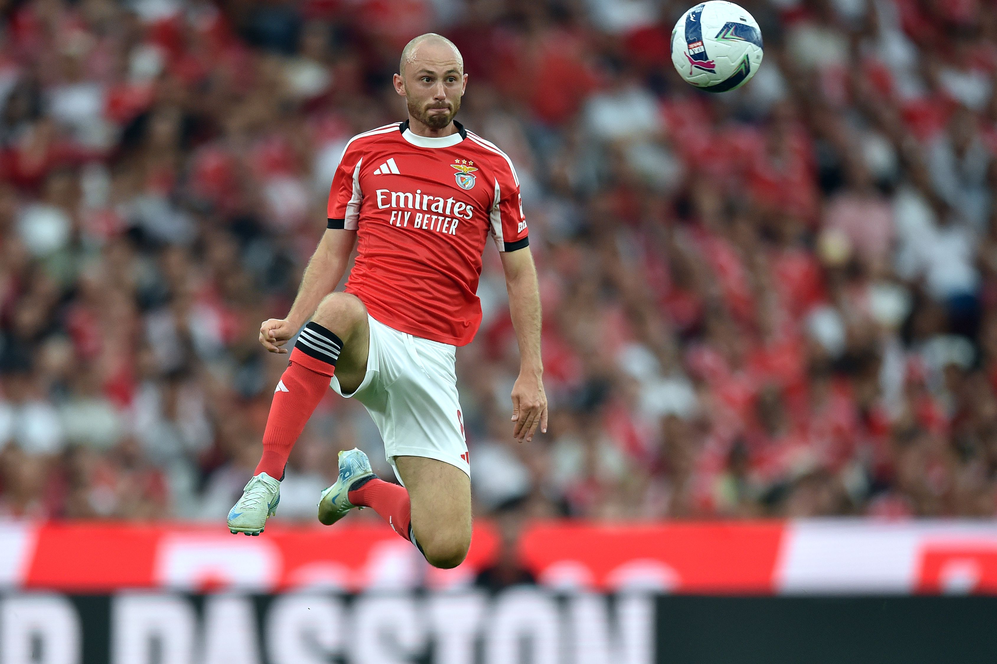 Aursnes é titular indiscutível do Benfica, seja a lateral. médio ou extremo
