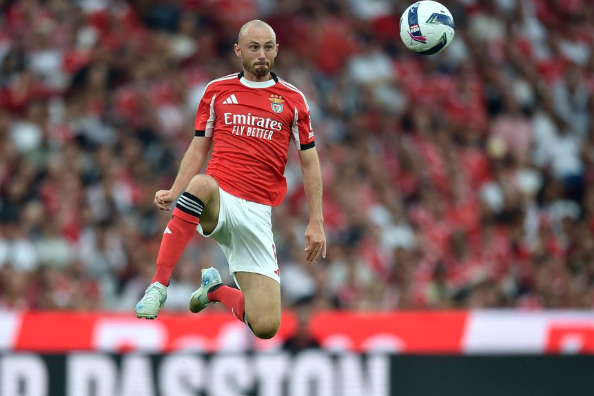 Aursnes é titular indiscutível do Benfica, seja a lateral. médio ou extremo