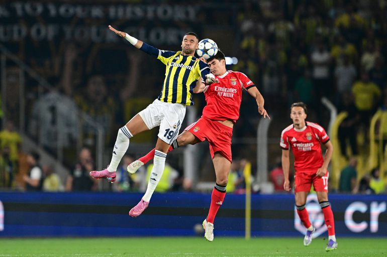 Disputa de bola entre En-Nesyri e António Silva no Fenerbahçe-Benfica (IMAGO / Anadolu Agency)