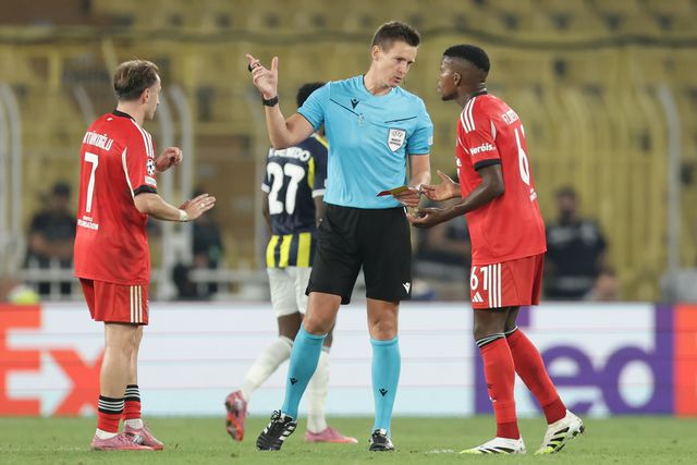 Florentino recebeu ordem de expulsão após ver dois amarelos no espaço de dois minutos no Fenerbahçe-Benfica (EPA/ERDEM SAHIN)