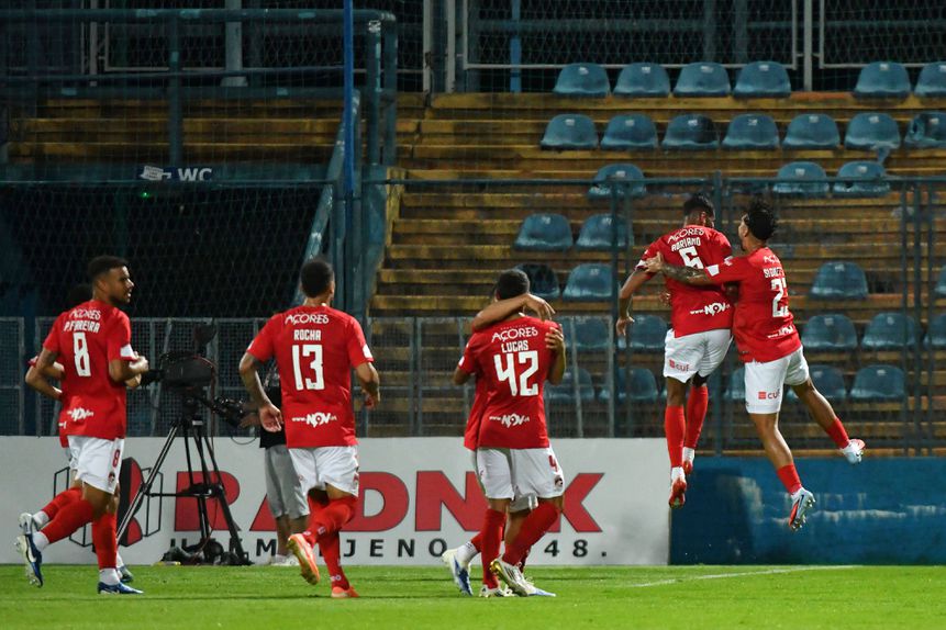 Adriano Firmino salta e comemora o golo juntamente com os colegas de equipa, na fase de qualificação da Liga Conferência.