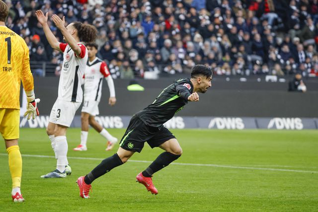 Diretor-geral do Wolfsburgo comenta interesse do Benfica em Amoura