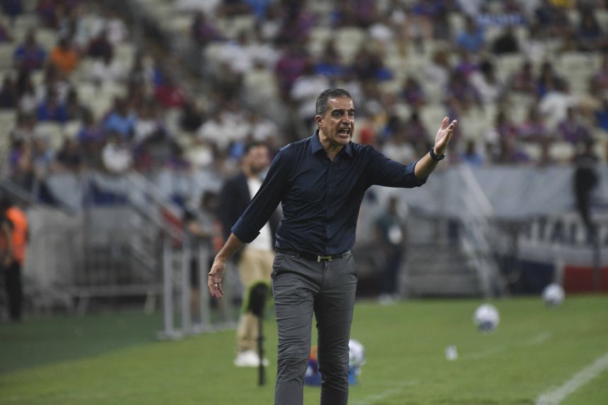 Renato Paiva no banco do Fortaleza