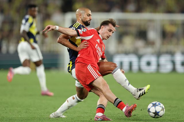 Akturkoglu muito assobiado no Fenerbahçe-Benfica (EPA/ERDEM SAHIN)